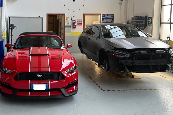 Banco di lavoro carrozzeria con attrezzature professionali